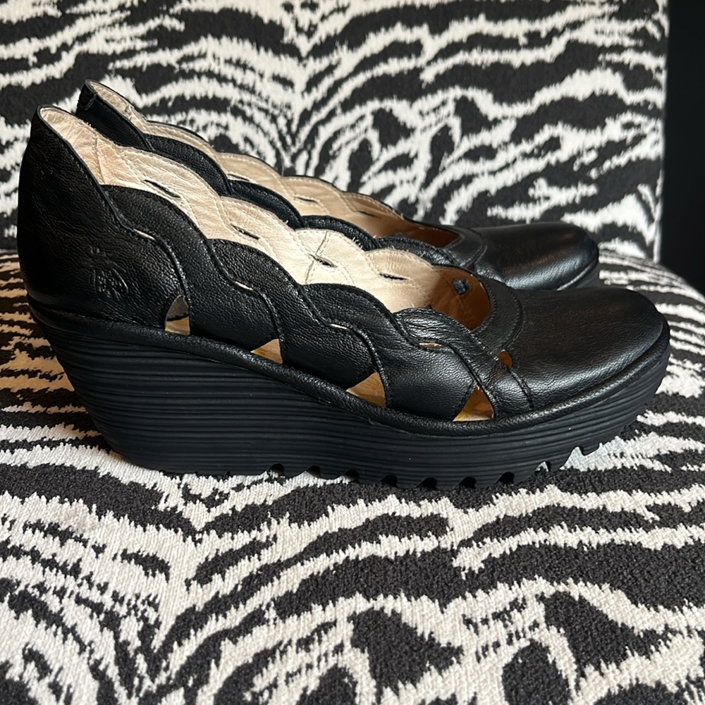 FLY LONDON SCALLOPED WEDGE